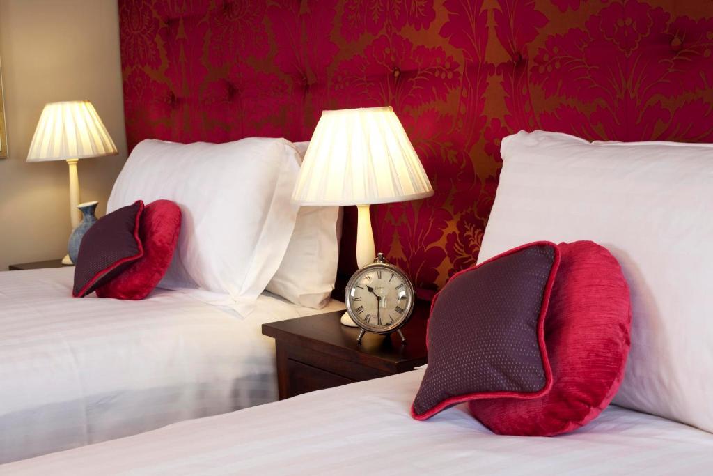 The Three Crowns Hotel Chagford Szoba fotó A bedroom at the hotel