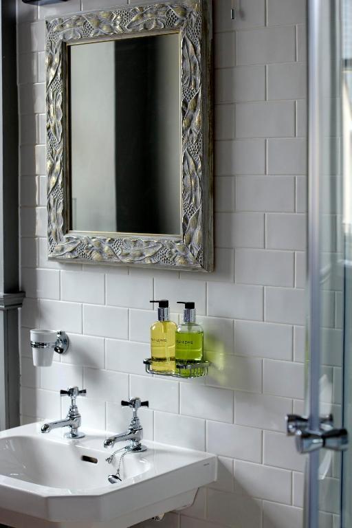 The Three Crowns Hotel Chagford Szoba fotó Soap dispenser