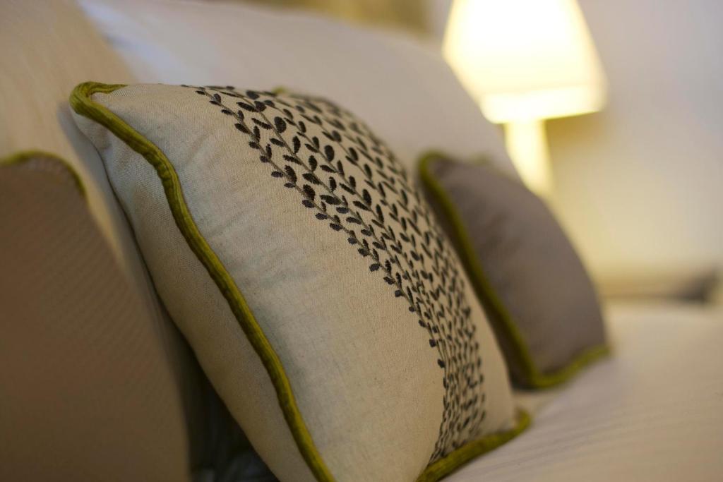 The Three Crowns Hotel Chagford Kültér fotó A throw pillow