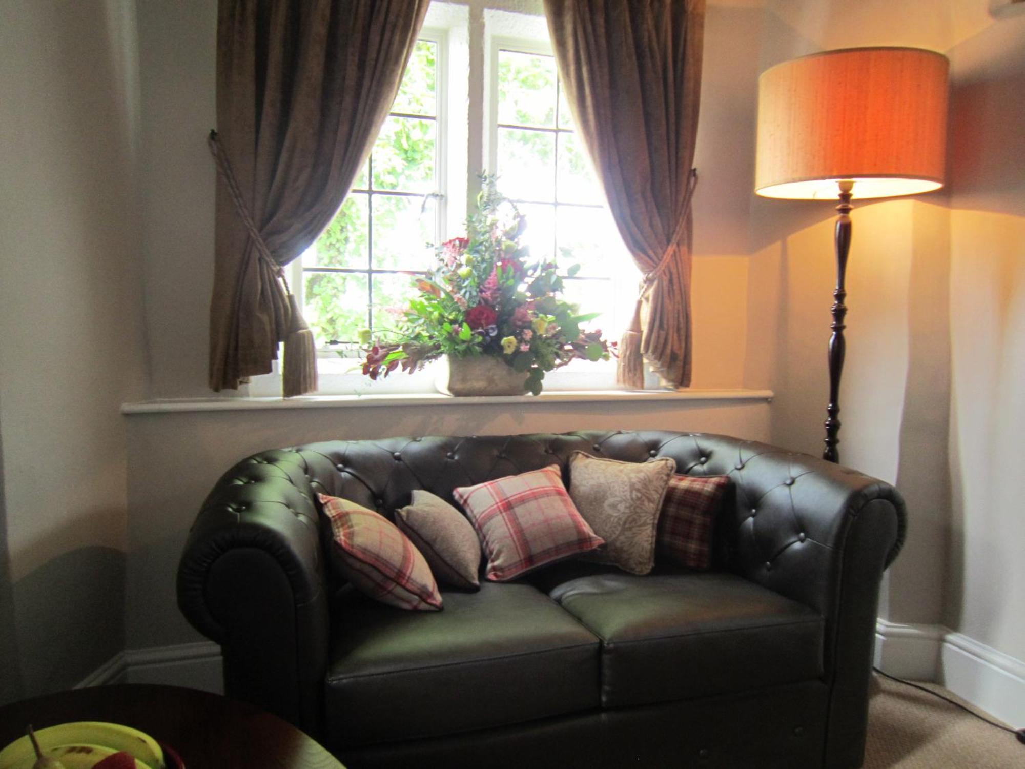 The Three Crowns Hotel Chagford Kültér fotó A leather sofa