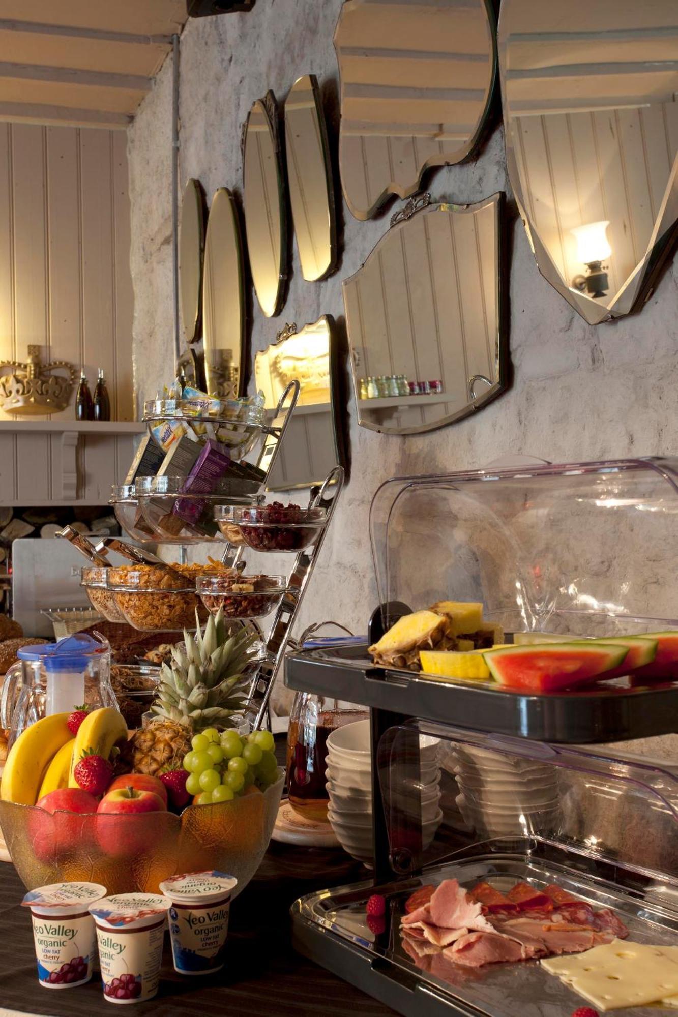 The Three Crowns Hotel Chagford Kültér fotó A buffet at a hotel