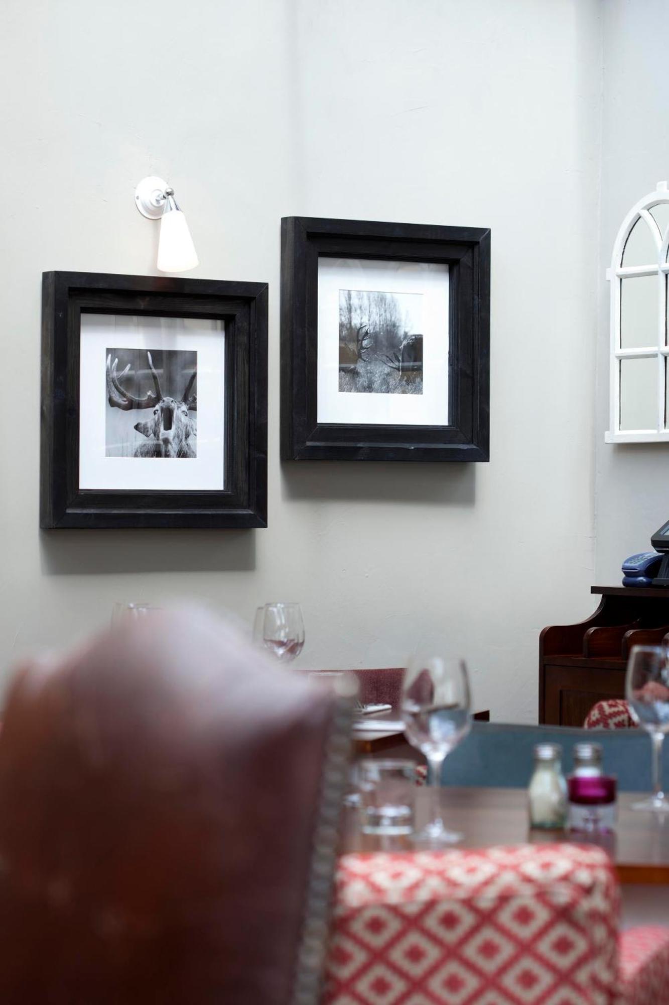 The Three Crowns Hotel Chagford Kültér fotó Framed photographs