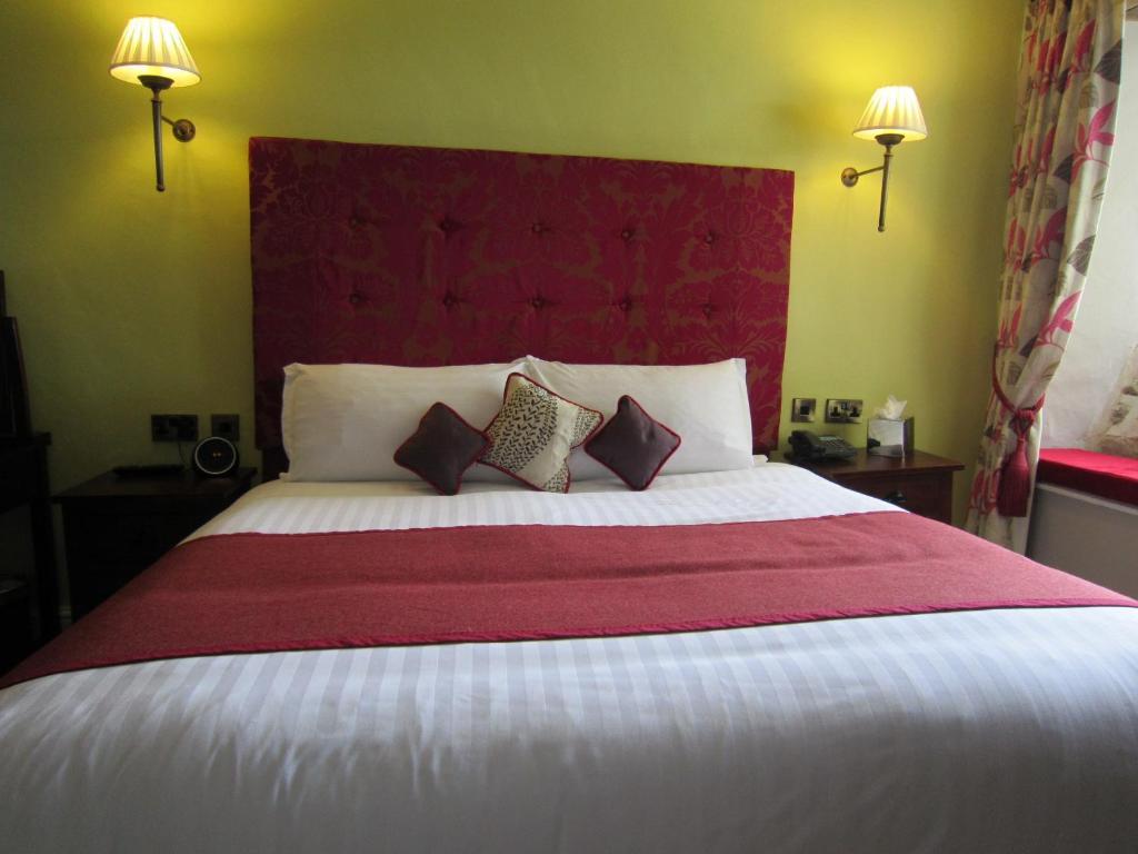 The Three Crowns Hotel Chagford Szoba fotó A bedroom at the hotel