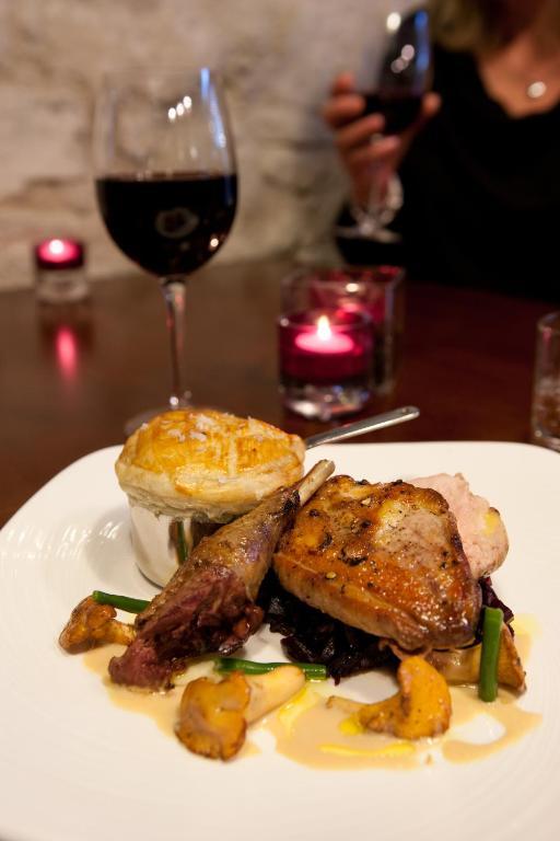The Three Crowns Hotel Chagford Kültér fotó A chicken and bacon pie with a glass of red wine