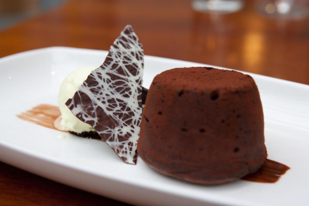 The Three Crowns Hotel Chagford Kültér fotó Chocolate pudding