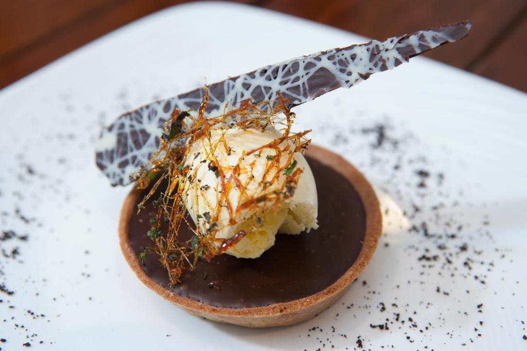 The Three Crowns Hotel Chagford Kültér fotó A chocolate dessert