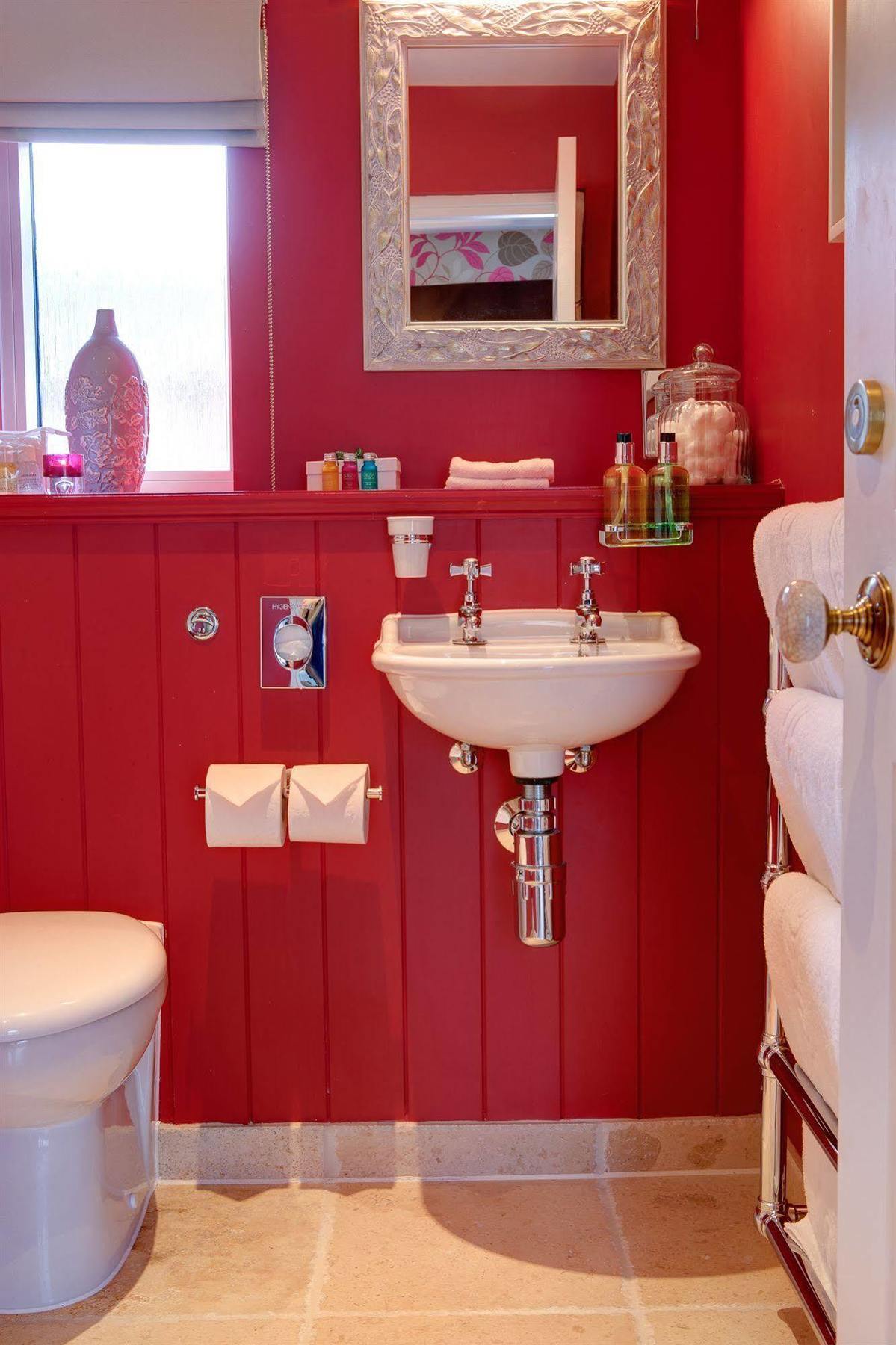 The Three Crowns Hotel Chagford Kültér fotó A typical bathroom